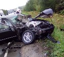 Девушка пострадала при столкновении Toyota Crown и грузовика на Корсаковской трассе