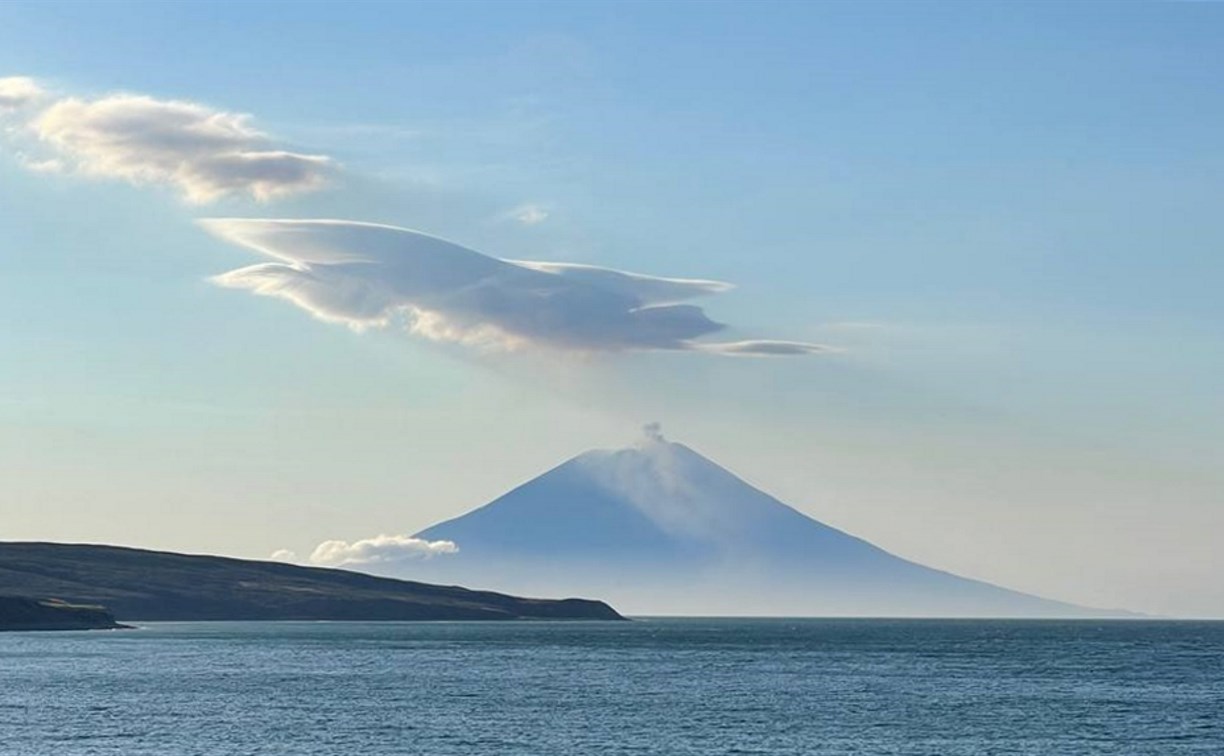 Вулкан Алаид на Курилах выбросил пар и пепел на высоту 8 километров