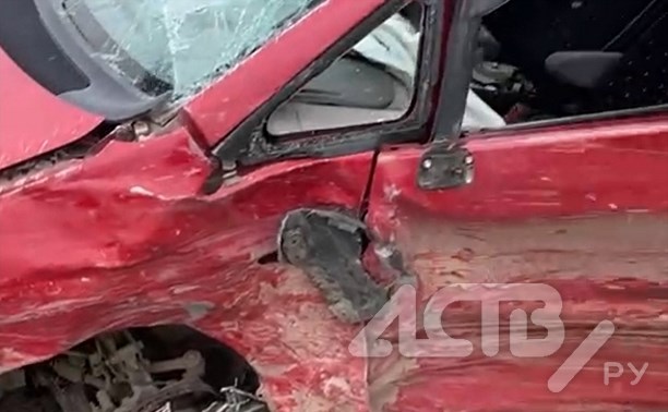 "Как мы выжили?": на Сахалине 65-летняя женщина-водитель вылетела на встречку и врезалась в "Мазду" 