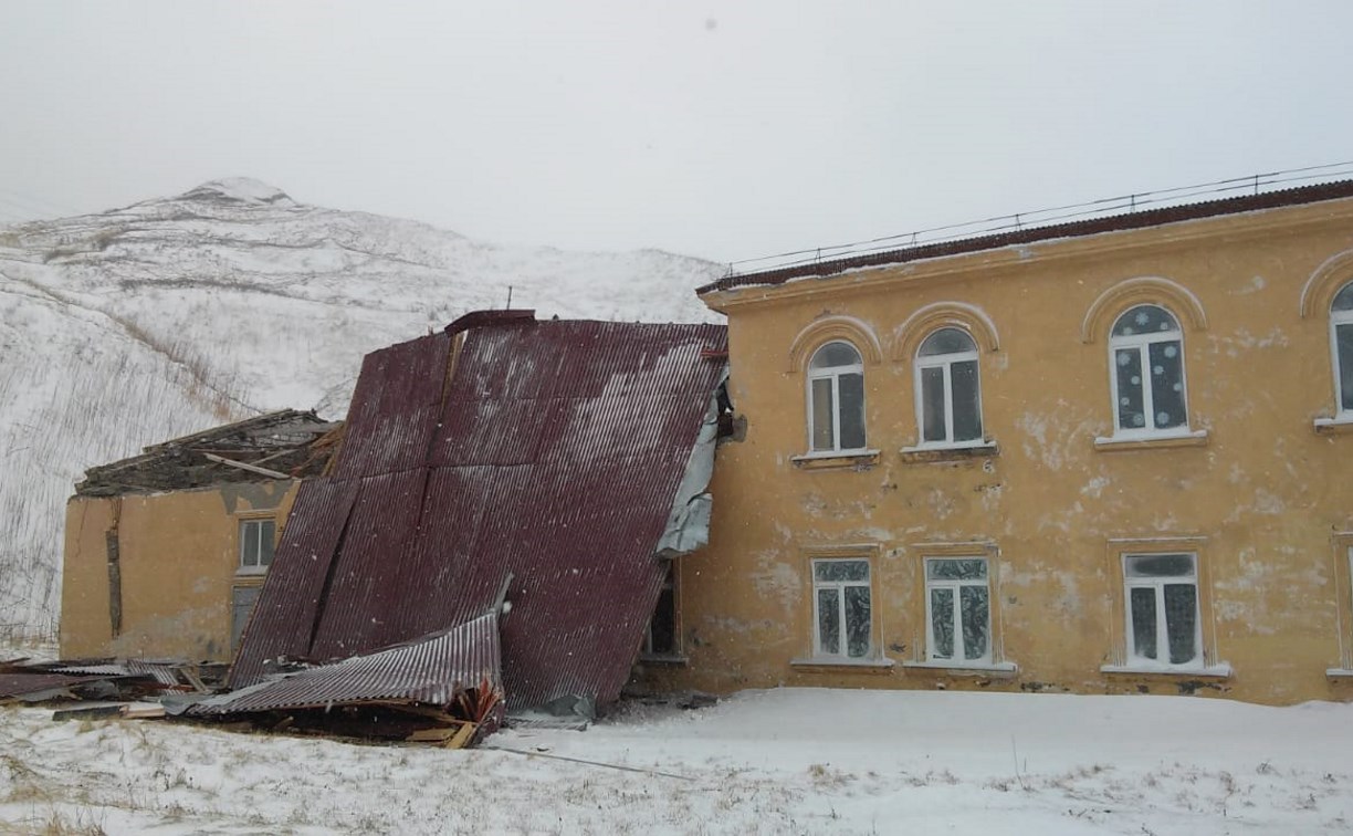 Крышу дома культуры в Чехове сорвало ветром