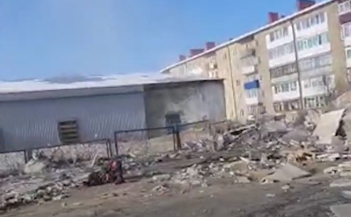 Видео первых минут после взрыва газа на Сахалине: к обломкам дома бегут прохожие, слышны крики пострадавших