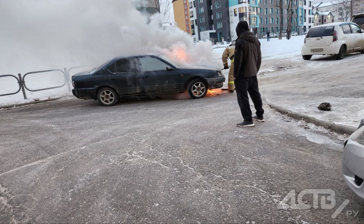 В Южно-Сахалинске за день тушили автобус и легковушку