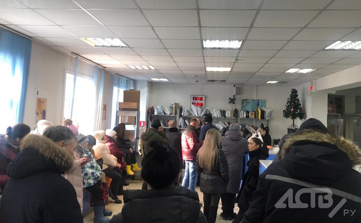 Люди в огромных очередях на почте в Южно-Сахалинске больше двух часов ждут свои посылки