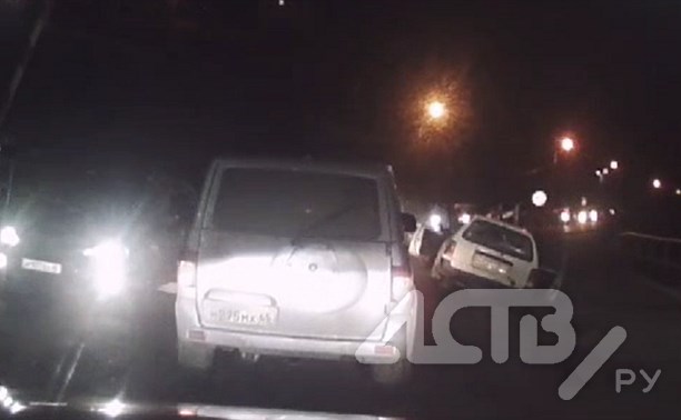 В Холмске автомобиль "проскочил" сразу после поезда и улетел в канаву