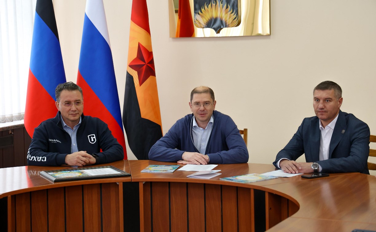 Председатель сахалинского правительства поздравил жителей Шахтёрска в ДНР с Днем воссоединения с Россией