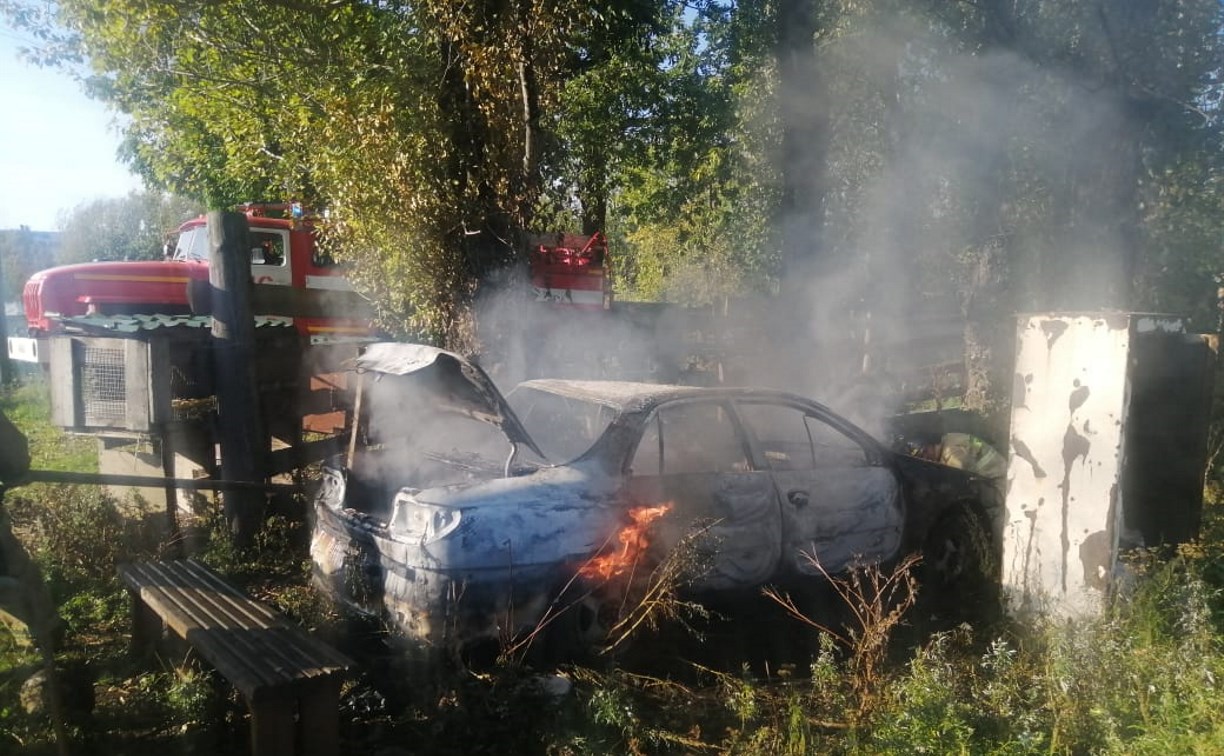 Легковой автомобиль потушили в Александровске-Сахалинском