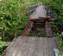 В селе Восход исчез пролёт у пешеходного моста, люди обходят опасную конструкцию