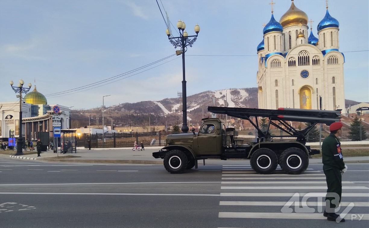 В Южно-Сахалинске для генеральной репетиции парада 6 и 7 мая ограничат движение и парковку