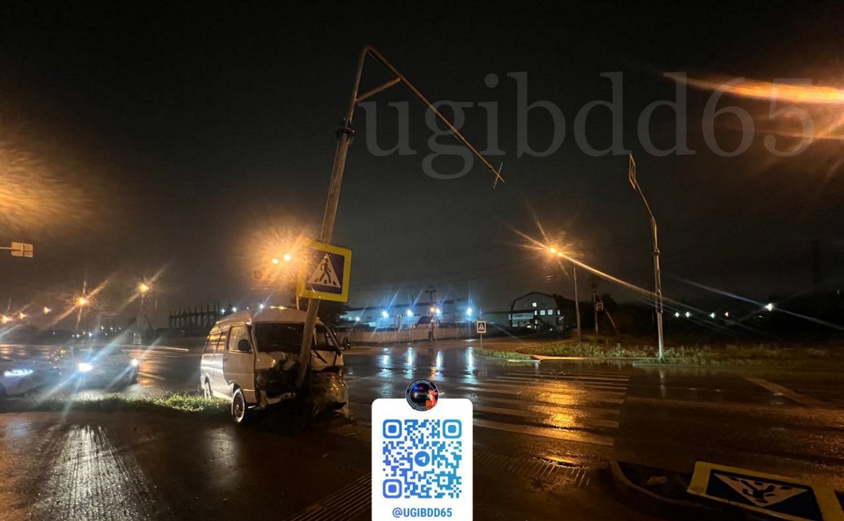 В ГАИ озвучили подробности ДТП, в результате которого микроавтобус врезался в столб в Южно-Сахалинске 