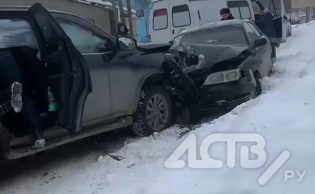 Два автомобиля лоб в лоб столкнулись в Холмске