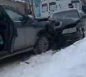 Два автомобиля лоб в лоб столкнулись в Холмске