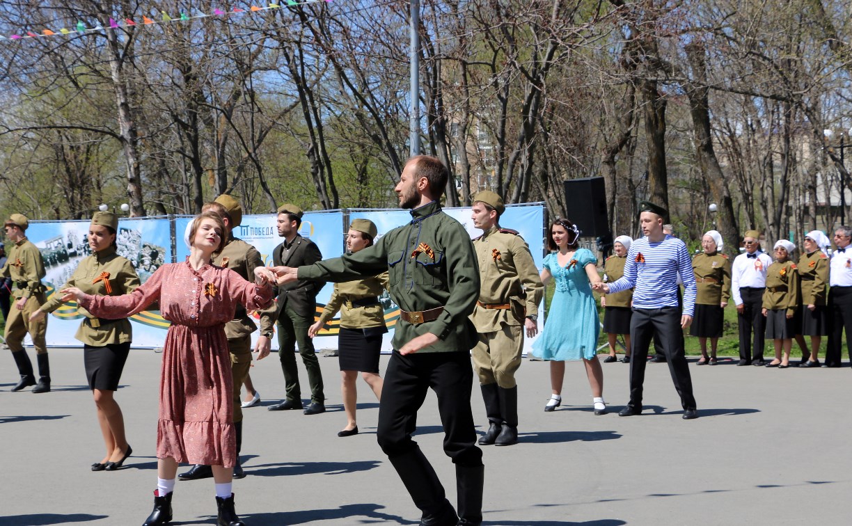 Праздник в городском парке Южно-Сахалинска завершился «Вальсом Победы»