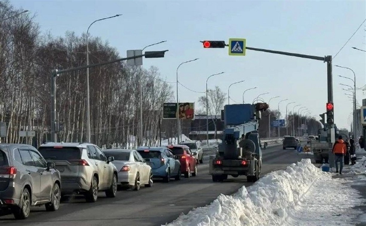Еще три светофора установят на отремонтированном участке корсаковской трассы