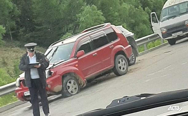 Nissan X-Trail и Toyota Harrier лоб в лоб столкнулись в Холмском районе