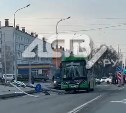 В Южно-Сахалинске пассажирский автобус снёс столб со светофором