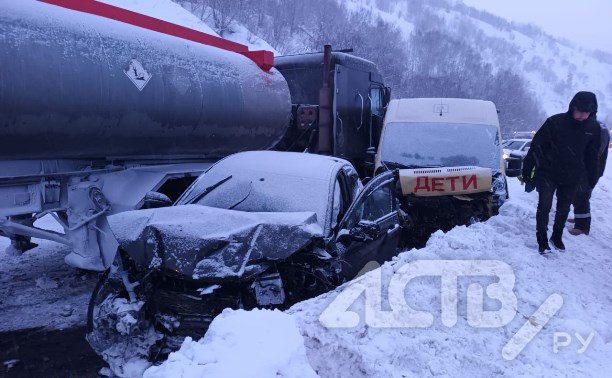 Семь пострадавших после ДТП со школьным автобусом и бензовозами на Сахалине остаются в больнице