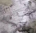Вода забила из-под асфальта в Южно-Сахалинске