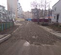 Яму в Южно-Сахалинске, в которой застряла "скорая", отсыпали щебнем