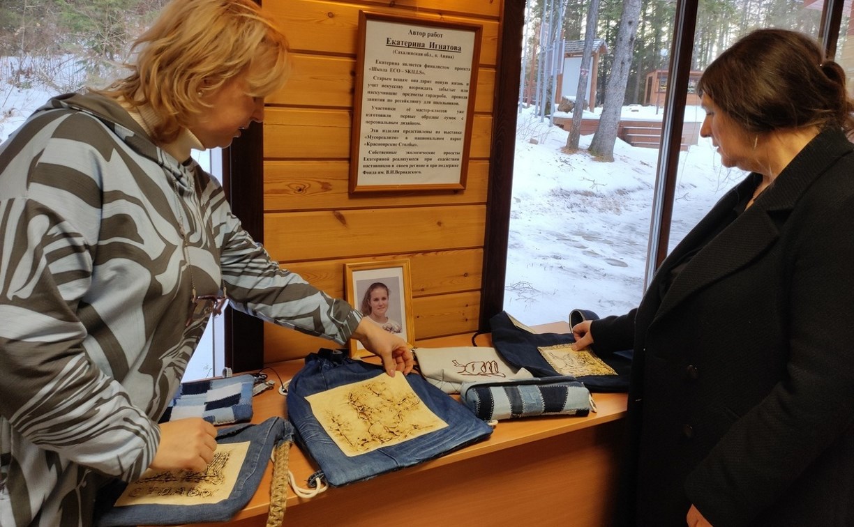 Сахалинская школьница по почте отправила свои сумки на выставку "Мусореализм" в Красноярск