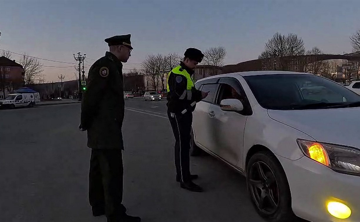 В Южно-Сахалинске проверили новых граждан: троих мужчин с площади Победы и аэропорта доставили в военкомат 