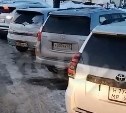 Водитель автобуса показал запаркованные нарушителями остановки в Южно-Сахалинске