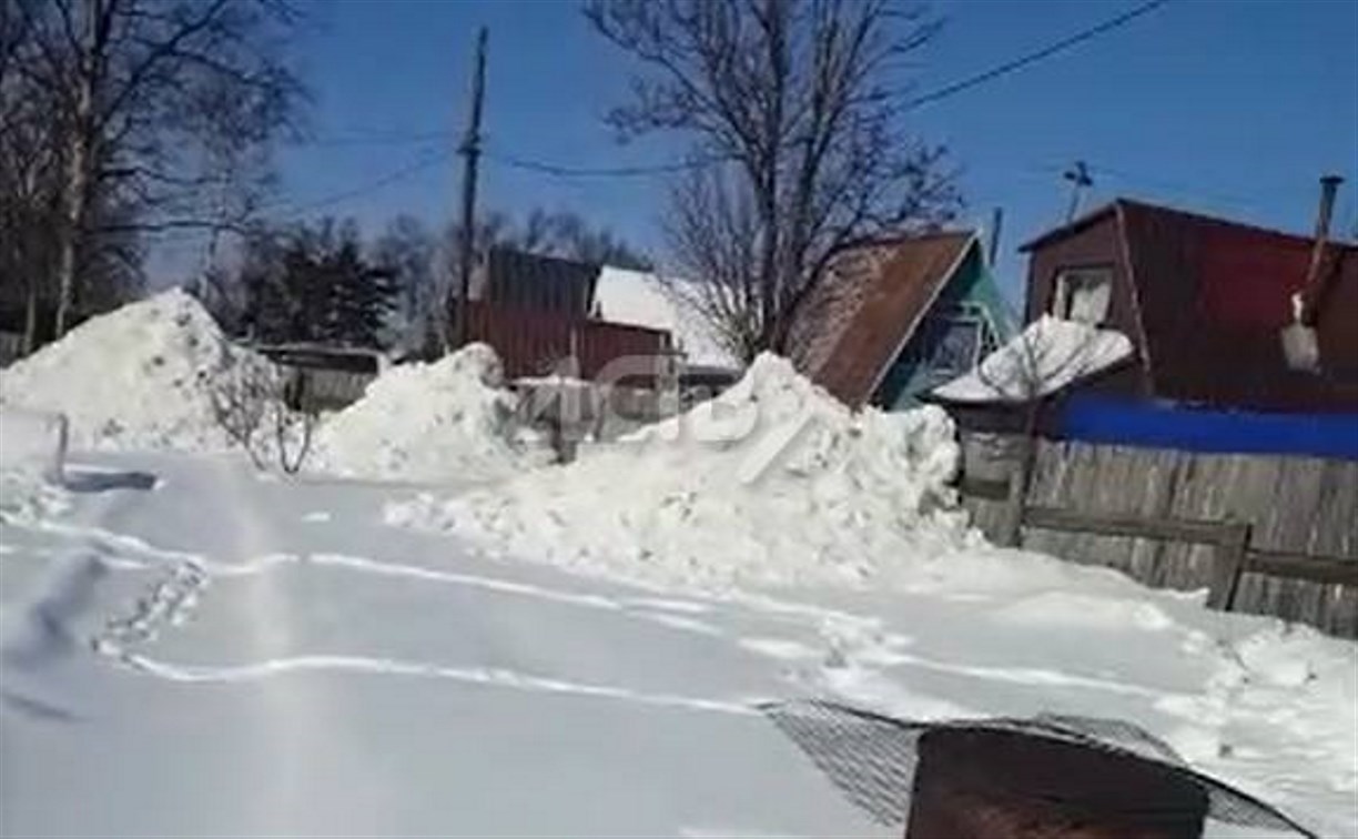 На Сахалине снег после расчистки СНТ свалили на участок бабушки-ветерана