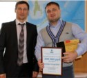 Сахалинский министр спорта вручил Максиму Шейко сертификат на 200 тысяч рублей