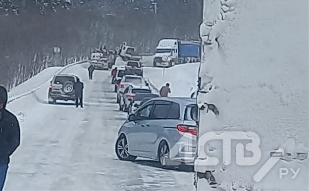 В Долинском районе большегрузы столкнулись на скользкой дороге, намертво перегородив трассу
