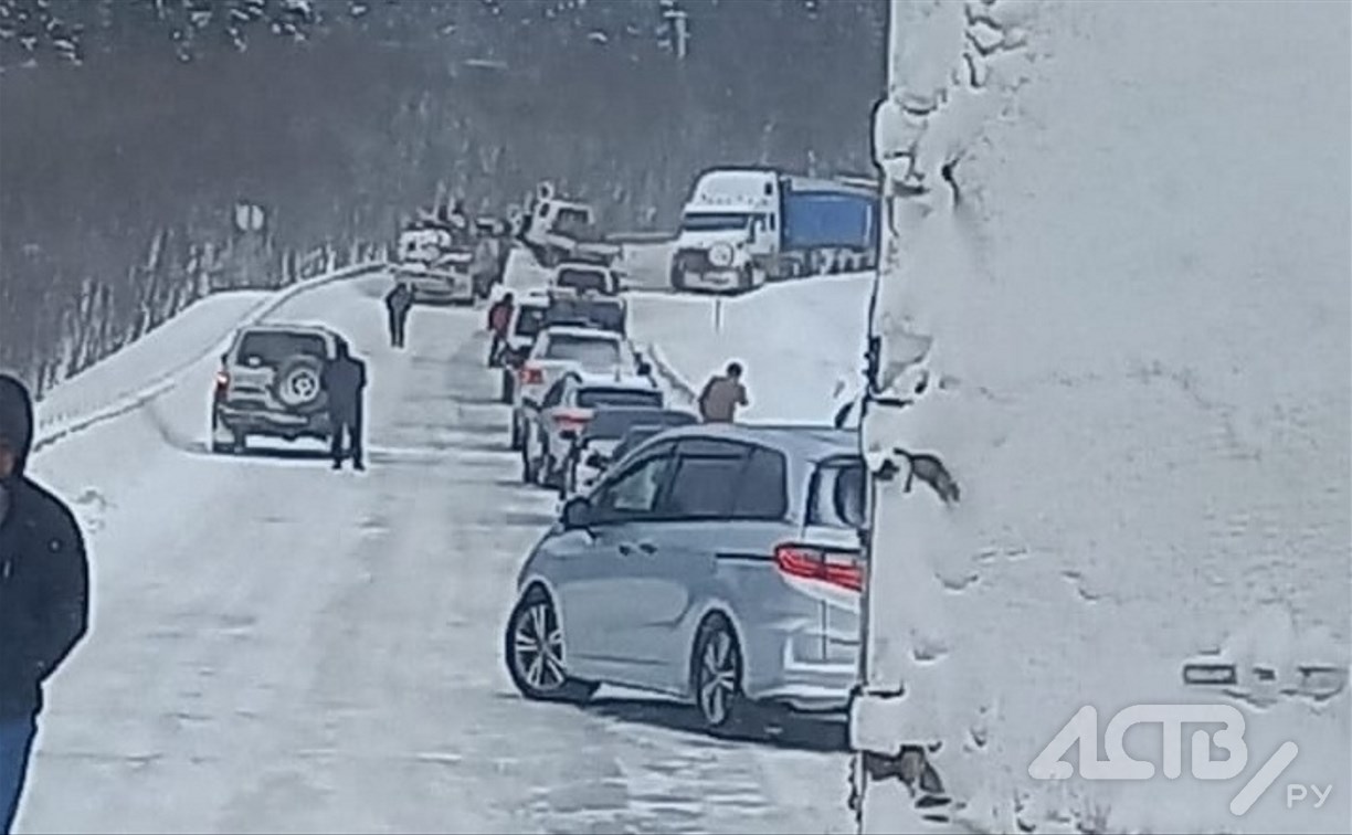 В Долинском районе большегрузы столкнулись на скользкой дороге, намертво перегородив трассу