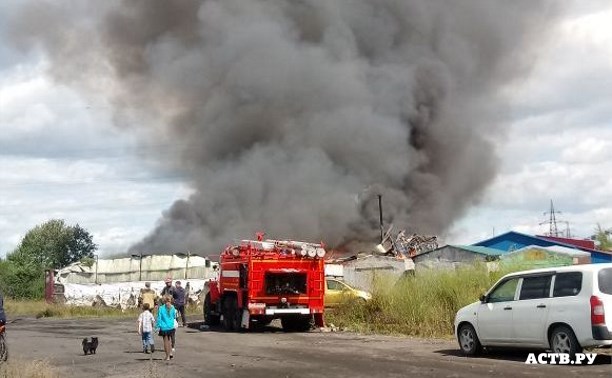 Магазин-склад "НефтеГазСнаб" горит в Поронайске