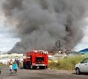 Магазин-склад "НефтеГазСнаб" горит в Поронайске