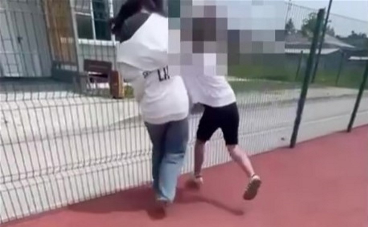 "За слова поясни": на Сахалине компания подростков снимала на видео избиение девочки "За слова поясни": на Сахалине компания подростков снимала на видео избиение девочки