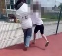 "За слова поясни": на Сахалине компания подростков снимала на видео избиение девочки