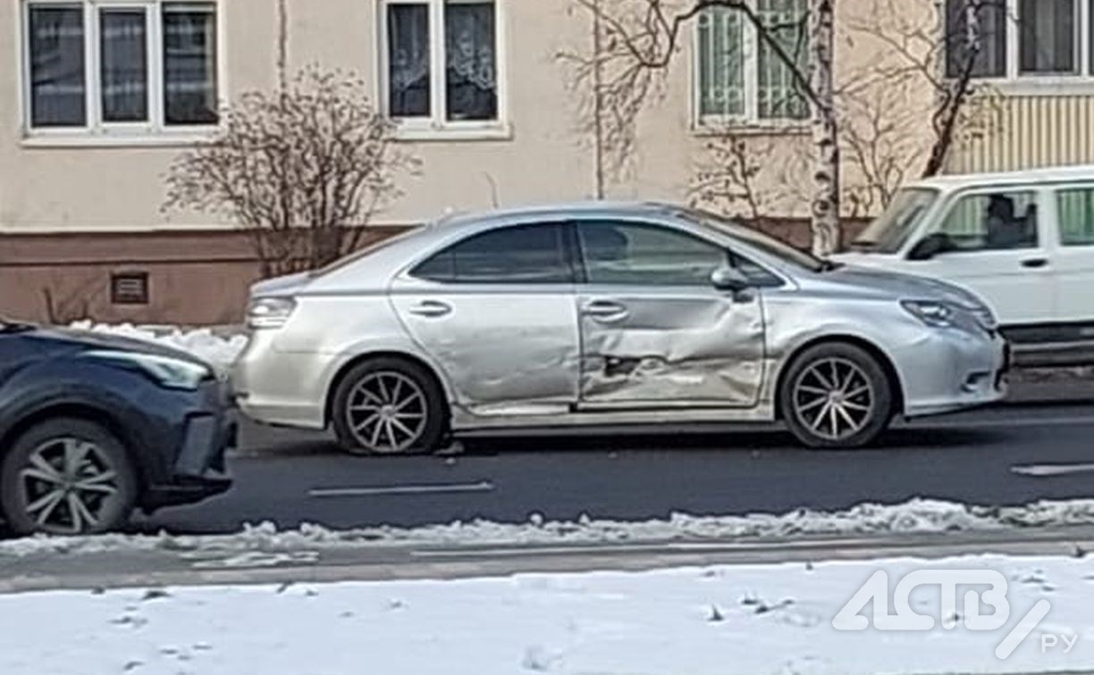 "Вот и встретились": два автомобиля разбили в ДТП в Южно-Сахалинске