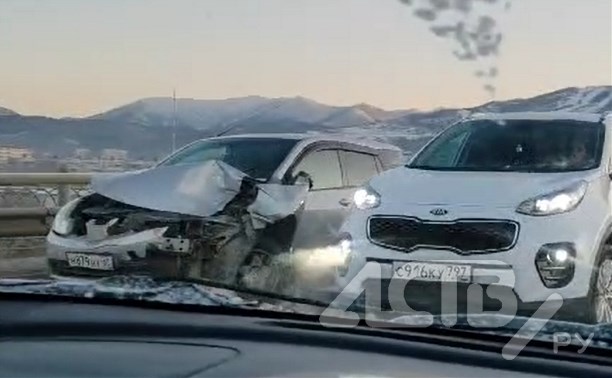 Иномарку смяло при аварии на виадуке в Южно-Сахалинске
