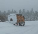 Сахалинцев просят помочь мужчине на самосвале, который на перевале ушёл с дороги в кювет