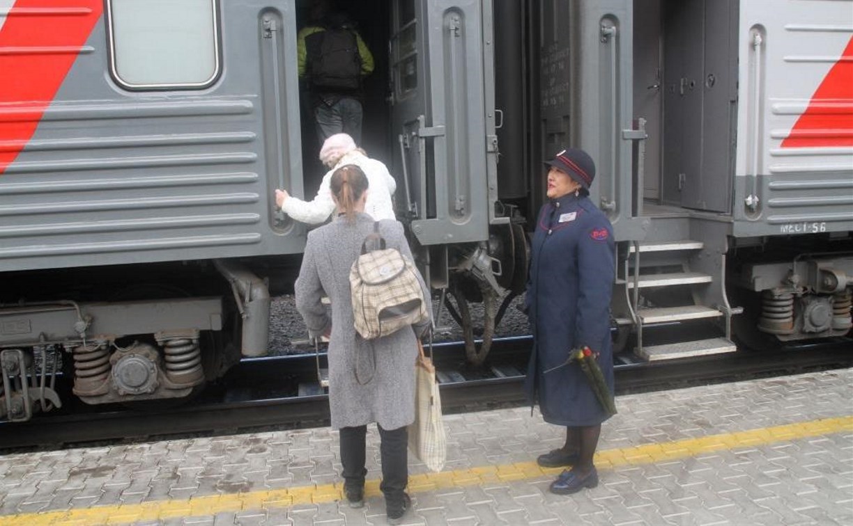 Пригородный поезд отвёз первых сахалинских дачников на Новодеревенскую
