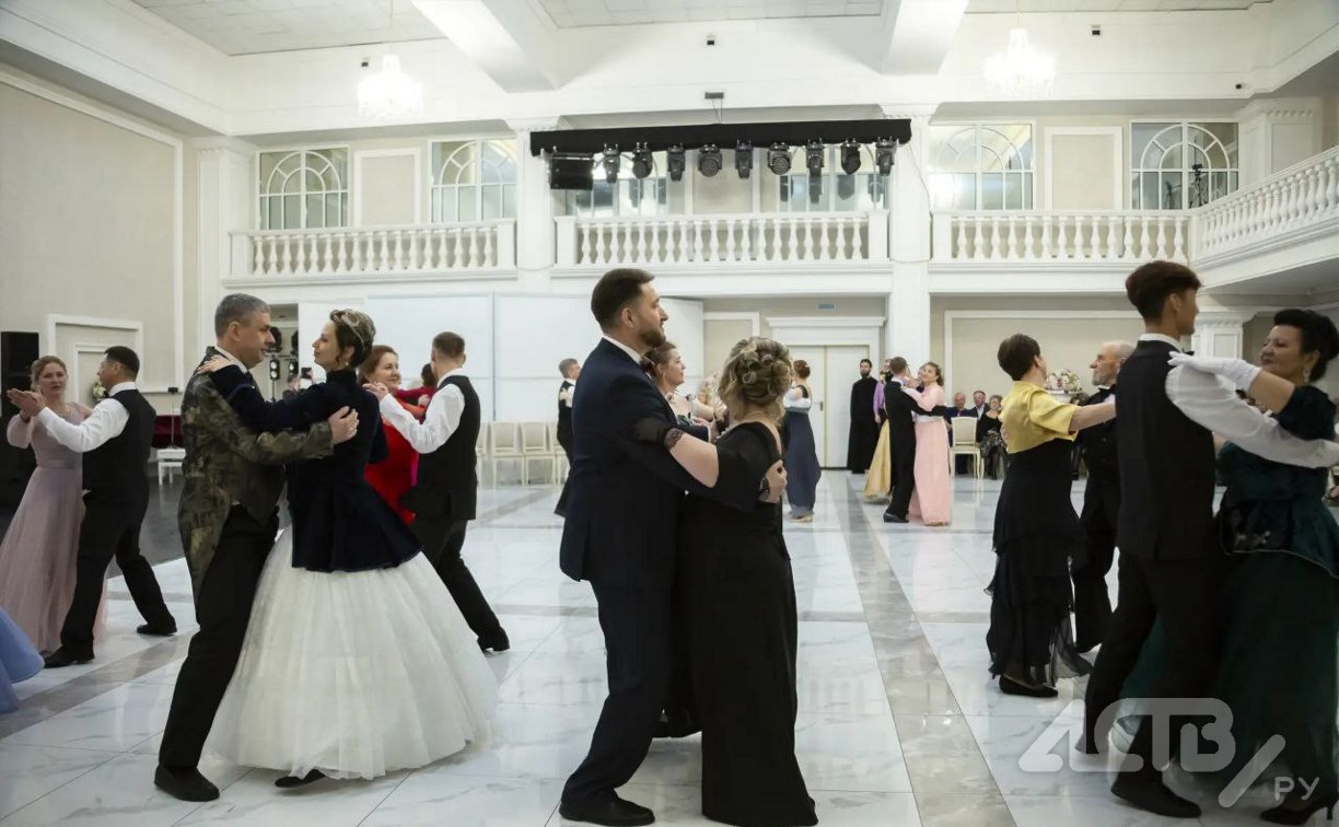 Бал в атмосфере XIX века состоялся в Южно-Сахалинске: фото