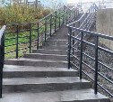В Долинске по просьбе жителей отремонтировали лестницу между многоквартирными домами