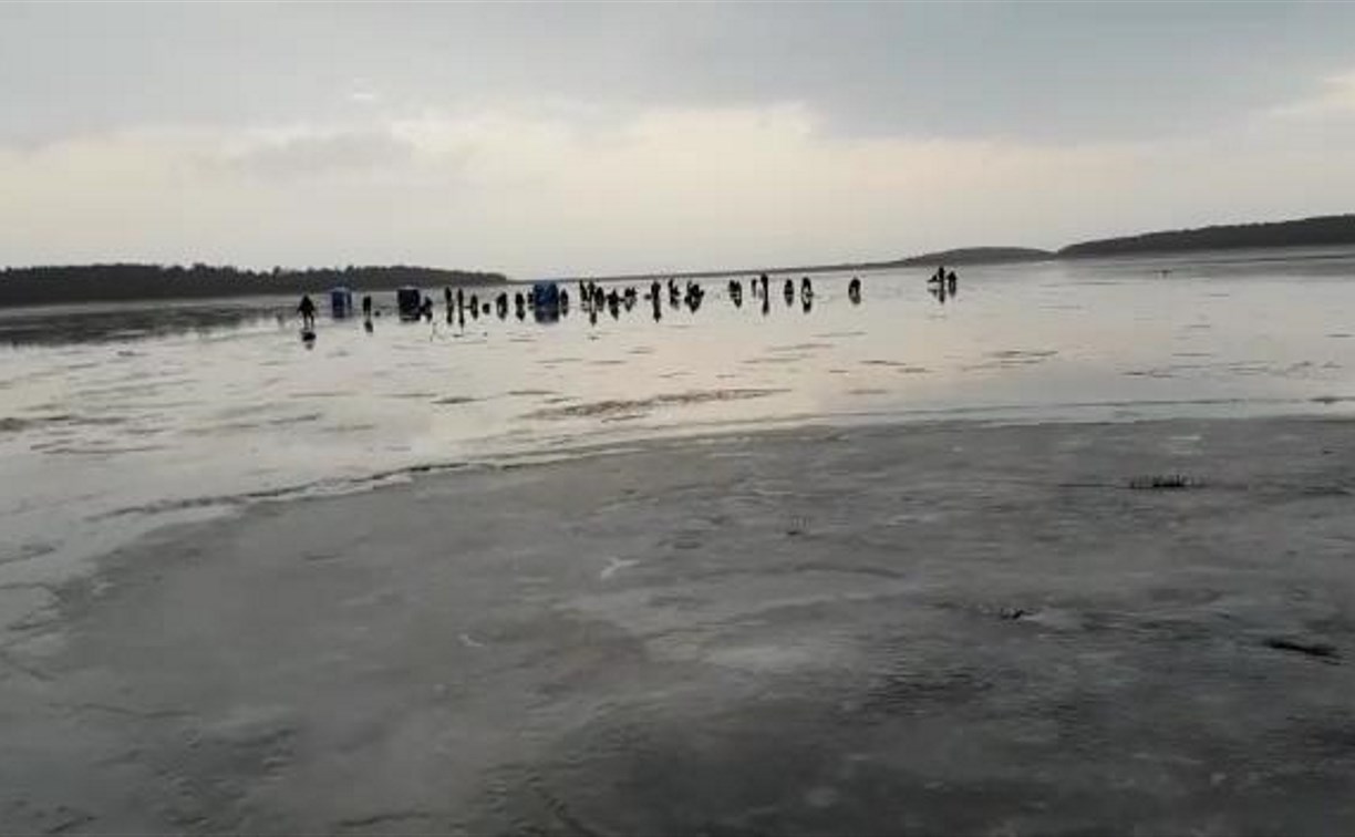 Больше 15 человек провалились под лед на озере Малое Буссе