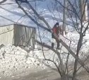 В Поронайске мужчина откопал дорогу к своему незаконному гаражу, закидав снегом площадку для мусора