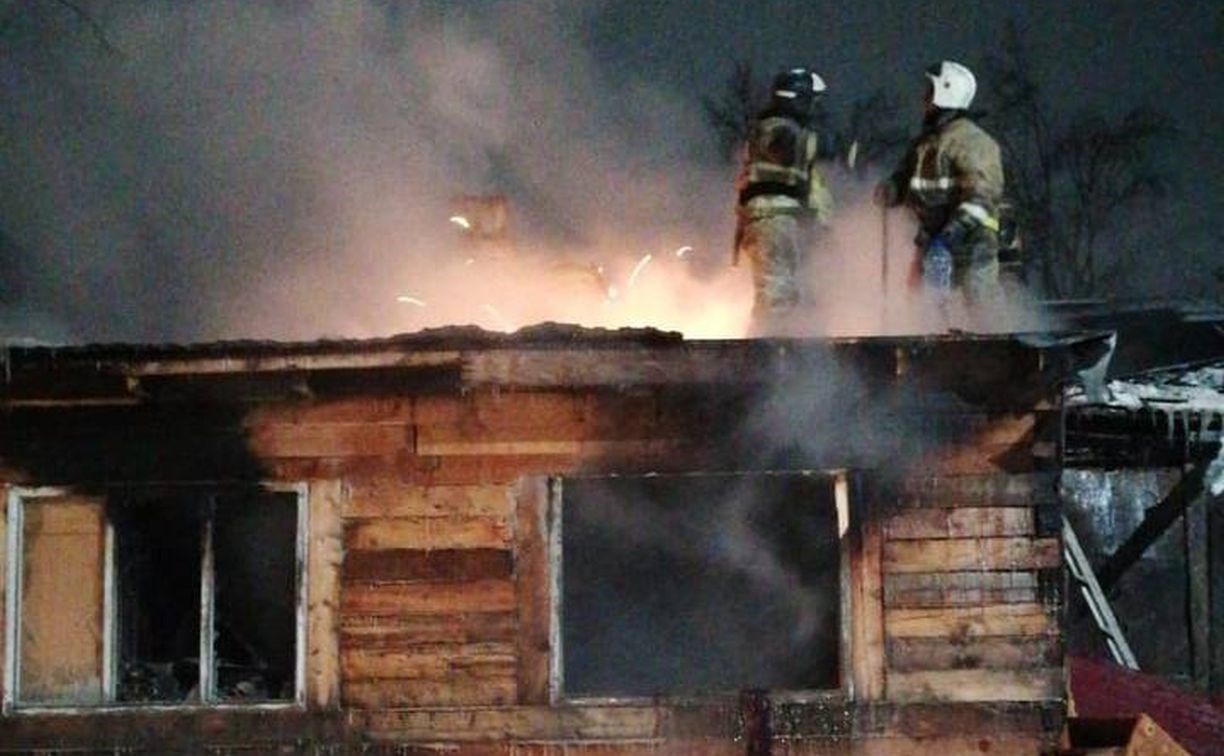 Человека эвакуировали во время пожара на севере Сахалина
