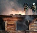 Человека эвакуировали во время пожара на севере Сахалина