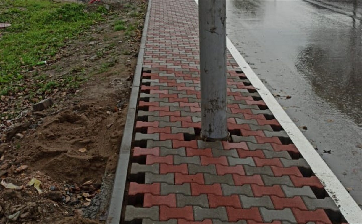 На улице Ивана Куропатко в Южно-Сахалинске тротуар проложили вокруг столба