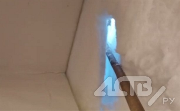 Сахалинцы трое суток просидели в заметённой квартире, а потом шваброй пробили дорогу к свету