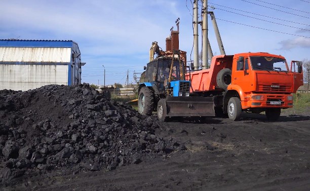 Жителям Углегорского района развозят топливо по 100 рублей за тонну