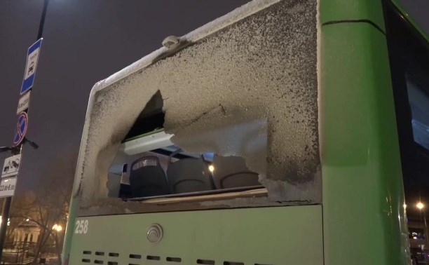 Подростки в Южно-Сахалинске бросили камень в пассажирский автобус и разбили стекло