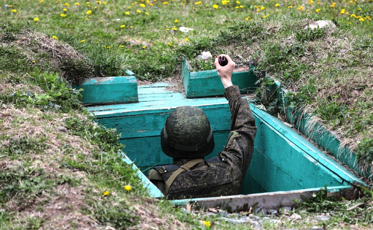 На Сахалине военнослужащие отрабатывают навыки метания боевых ручных гранат