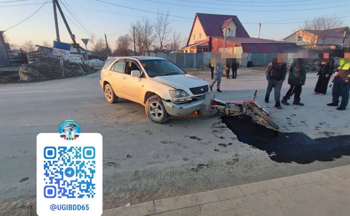 В Южно-Сахалинске пенсионер на Toyota Harrier сбил несовершеннолетнего бесправника на мотоцикле 