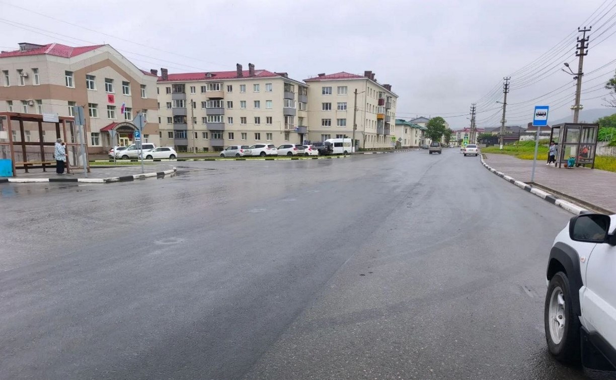 В Холмске подрядчик устранил недочёты при асфальтировании улицы Советской